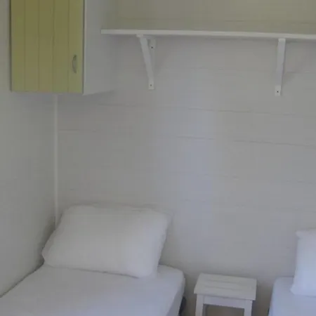 Mobil Confortable Avec Terrasse En Charente-maritime - Api-1-52-690 Campingplads