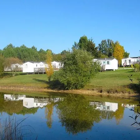 Mobil Confortable Avec Terrasse En Charente-maritime - Api-1-52-690 Campingplads Le Fouilloux