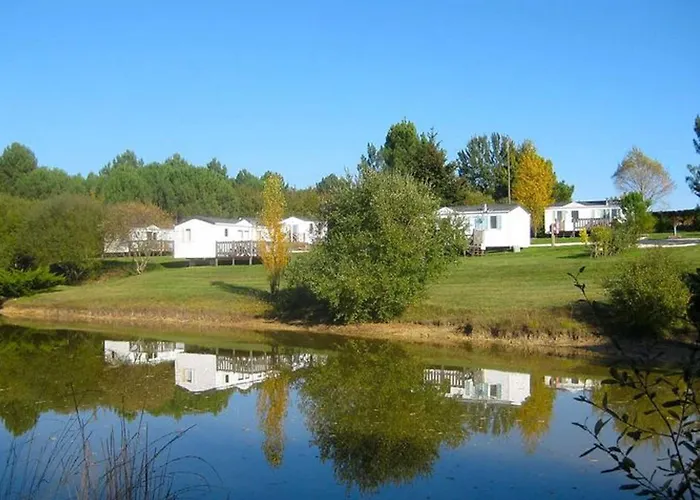 Mobil Confortable Avec Terrasse En Charente-maritime - Api-1-52-690 Camping Le Fouilloux