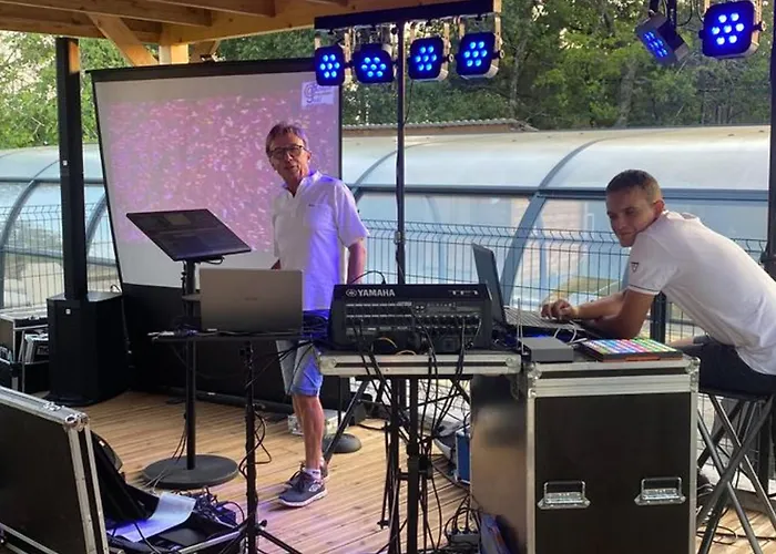 Camping Mobil Confortable Avec Terrasse En Charente-maritime - Api-1-52-690 Le Fouilloux