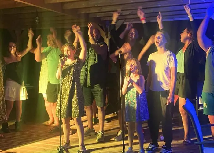 Mobil Confortable Avec Terrasse En Charente-maritime - Api-1-52-690 Camping Le Fouilloux