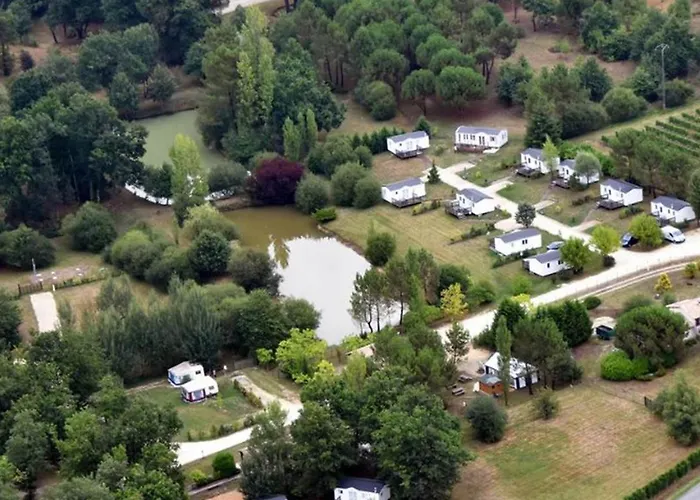 Camping Mobil Confortable Avec Terrasse En Charente-maritime - Api-1-52-690 Le Fouilloux